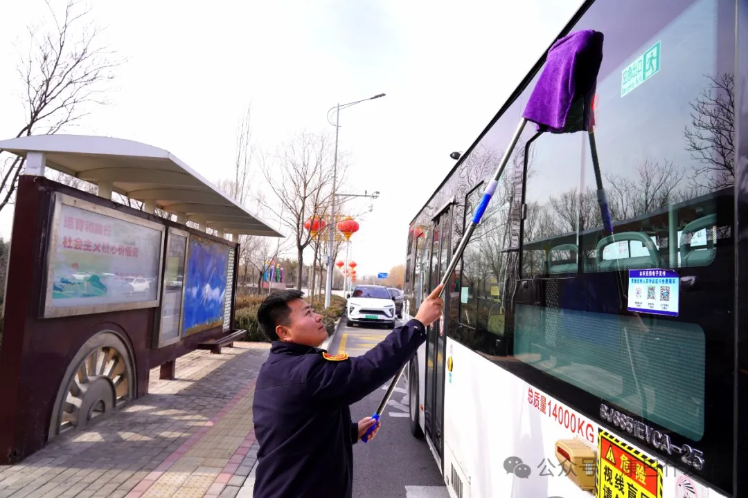 【春节我在岗丨公交"夫妻档" 春节"不打烊"】