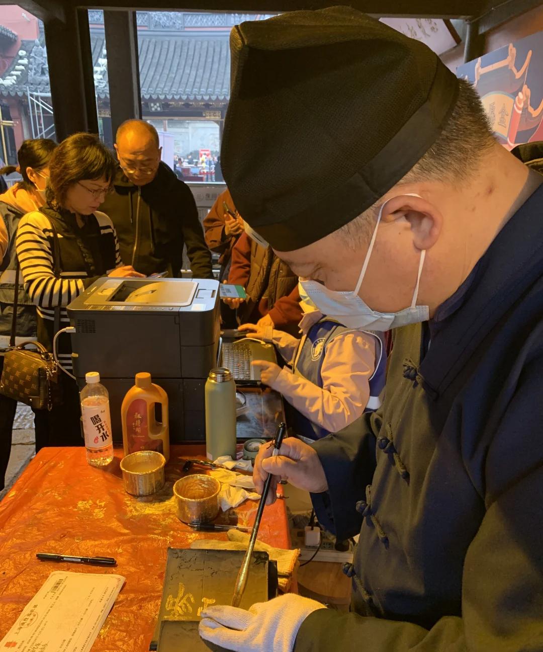 城隍庙20年一修,捐赠的瓦片会用金漆写上捐赠者的姓名盖在殿上,大殿