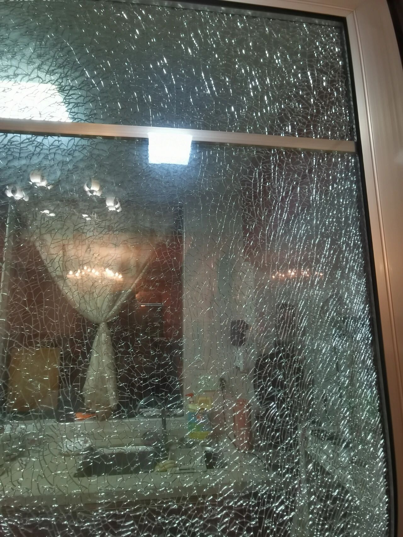 厨房的推拉门玻璃突然爆裂