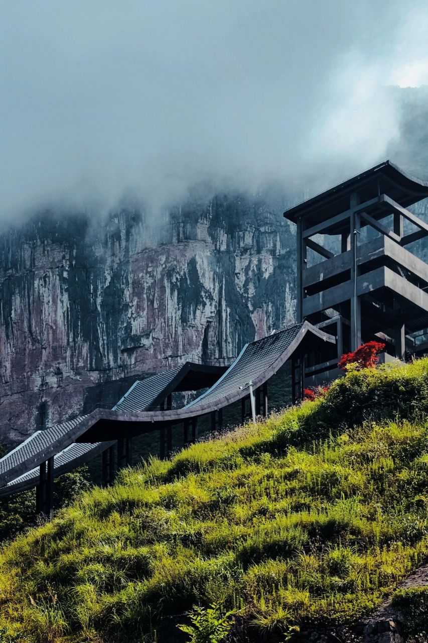 武隆净心寺,位于仙女山景区,坐落于半山腰上,拥有全国最大的大雄宝殿