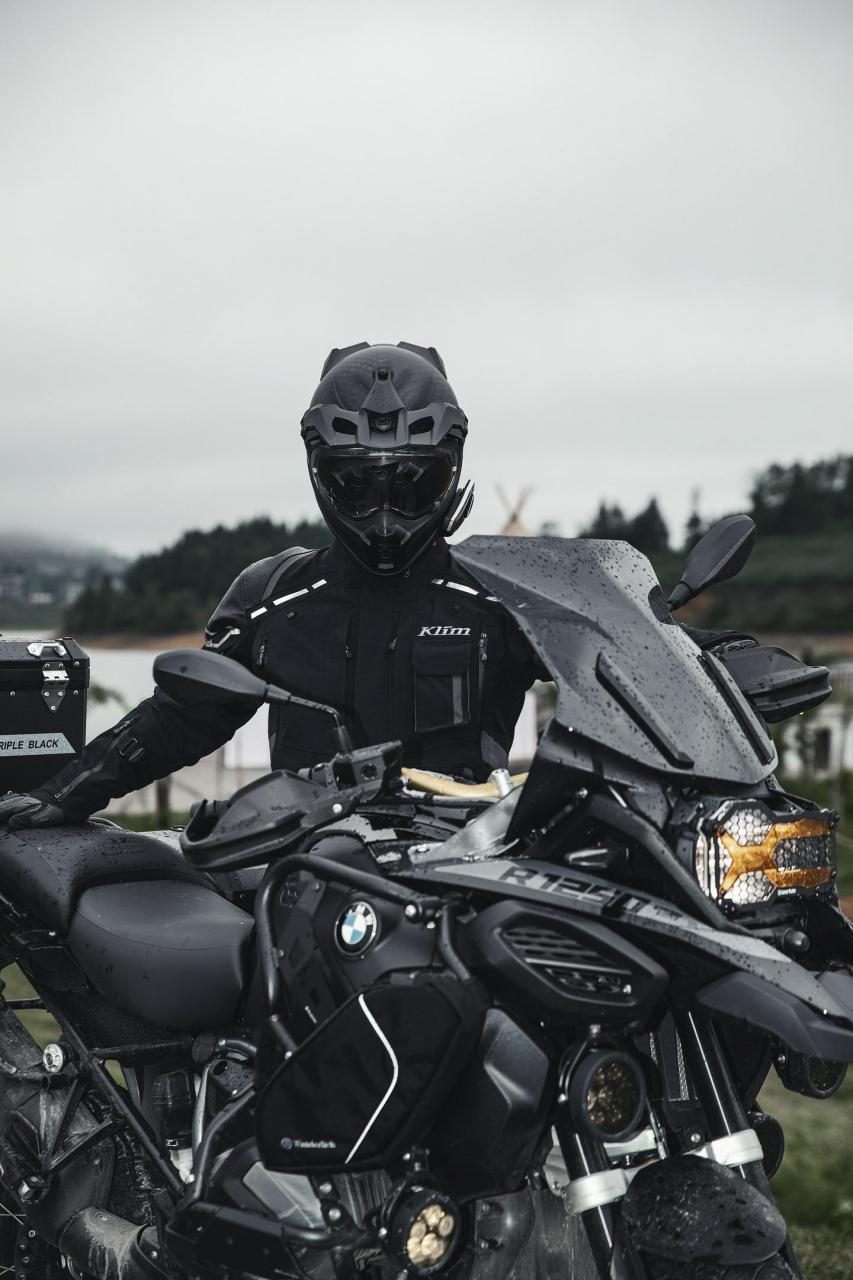 黑武士水鸟,全车黑化,只保留了头灯护罩的一点黄色作为点缀.