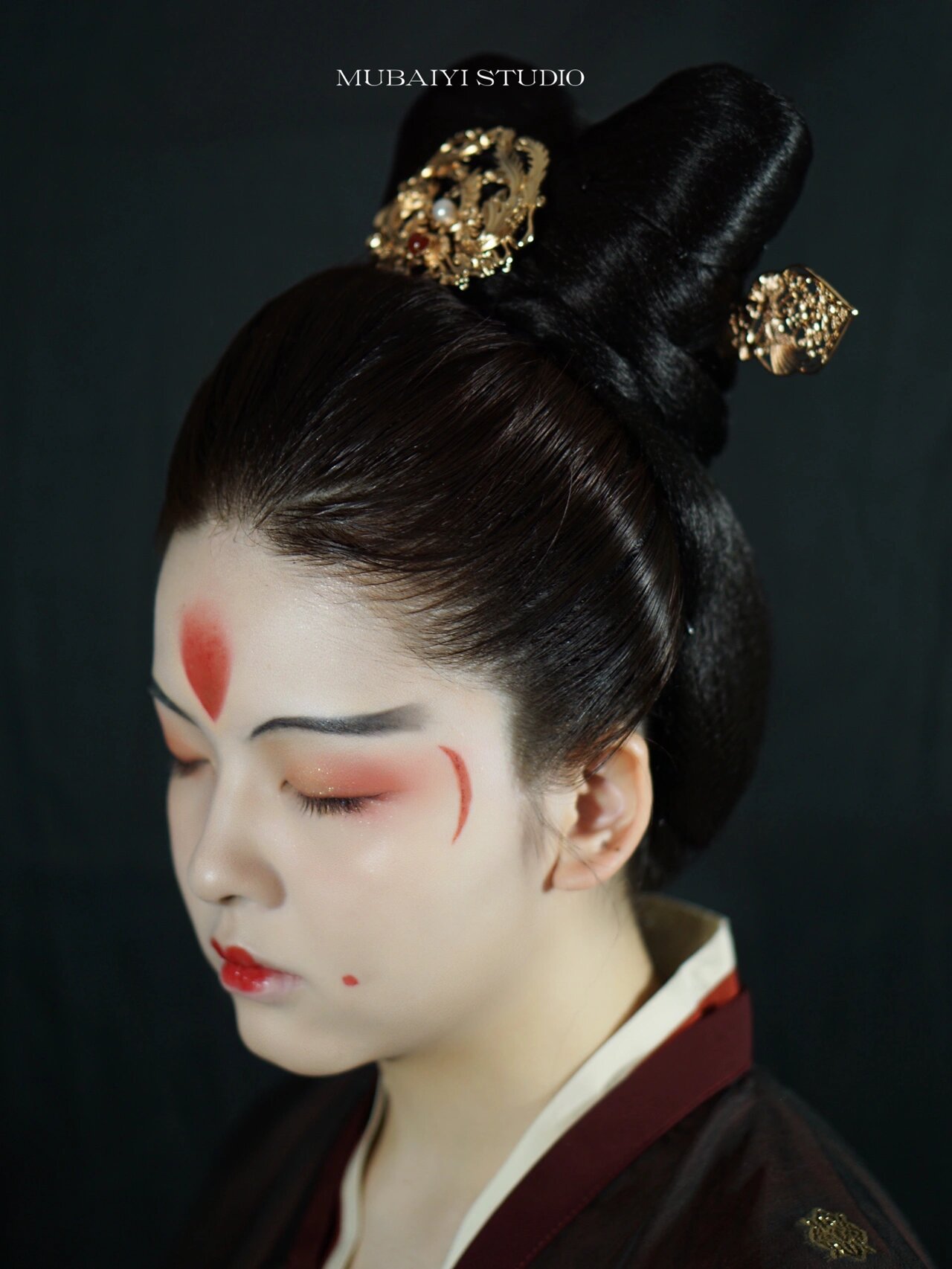 复原唐风造型|唐朝的眉型,你认识几种呢 在唐朝妆容里,夸张的眉形也许