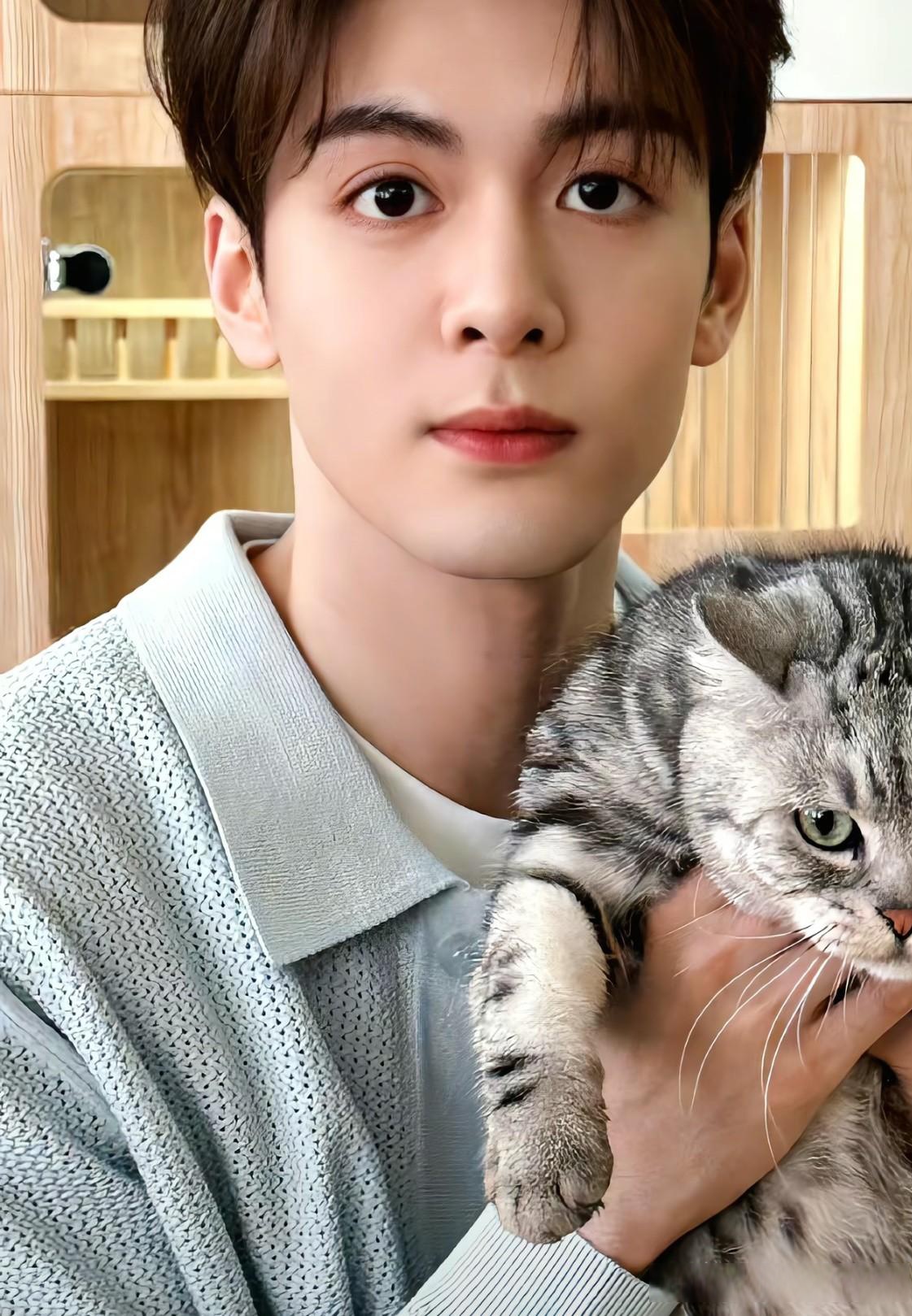 曾舜晞不爱喝饮料,他一般只喝白开水或者矿泉水,不仅解渴而且对皮肤好