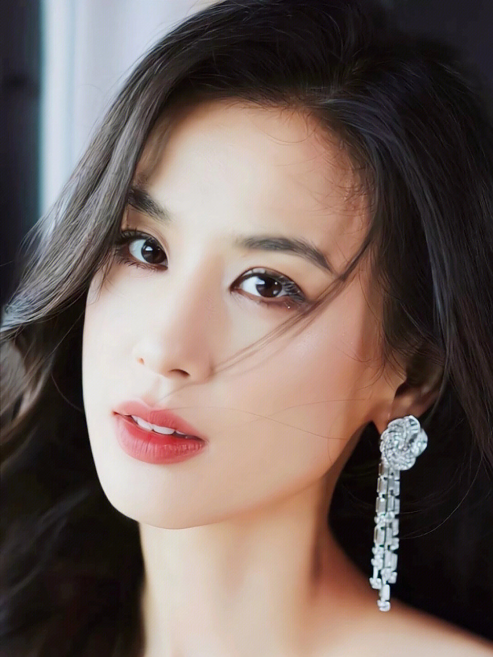 黄圣依,高贵,漂亮 黄圣依的鼻子整体比较小巧,鼻梁高,鼻额角也比较大