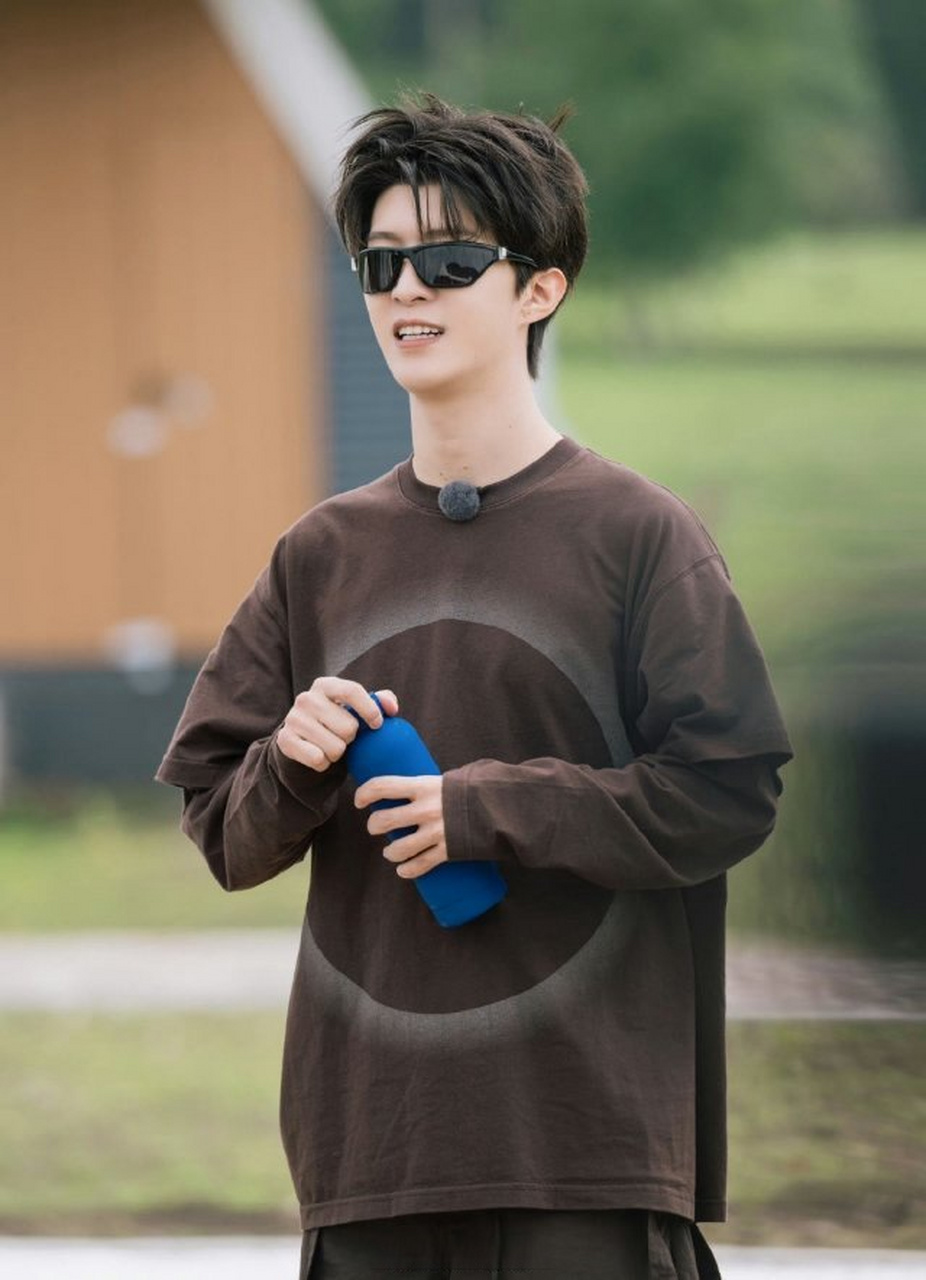 现在就出发范丞丞动起来就是一个显眼包,安静的时候酷哥实锤.