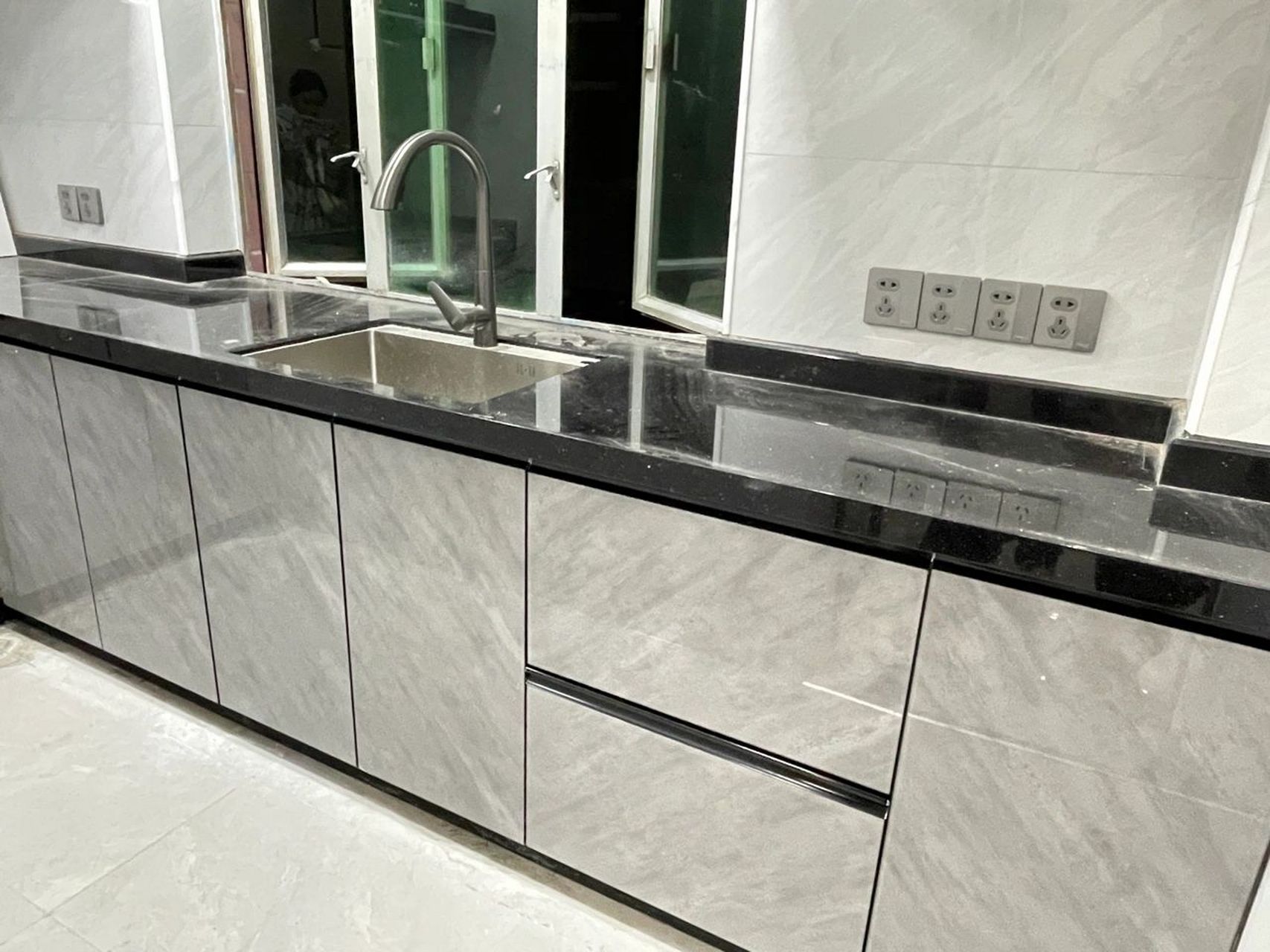 橱柜还是选了灰色柜门配黑色台面 之前一直犹豫黑色台面,再选灰色柜门