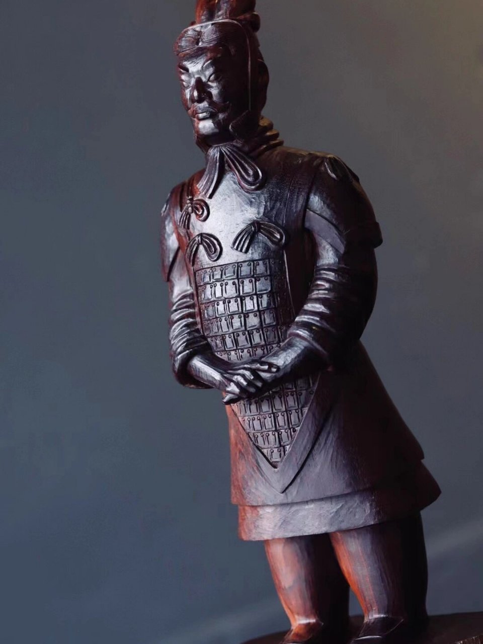 案摆|兵马俑 将军俑头戴像两个犄角一样的冠帽,前额刻有缕缕抬头纹