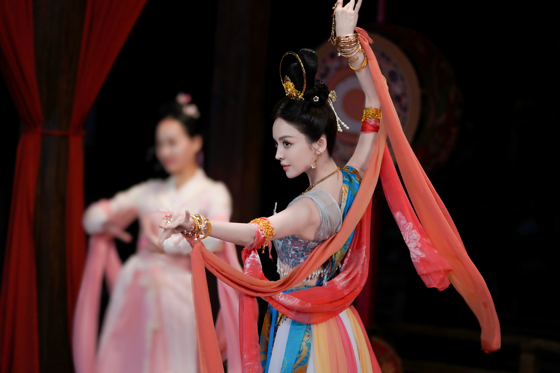 古力娜扎敦煌风撑伞剧照