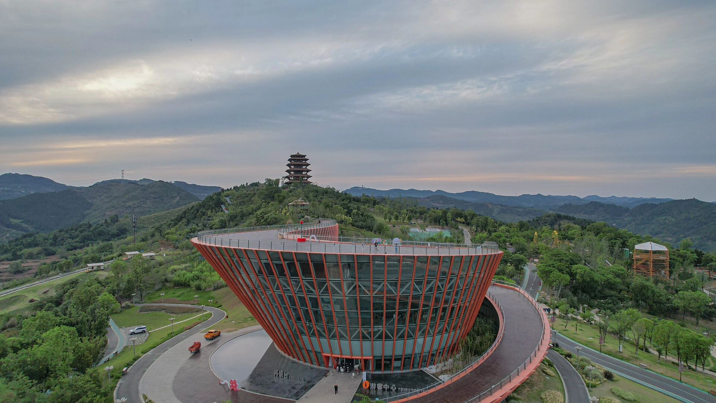 一整个三岔湖尽收眼底 周末无聊发呆的好地方 龙泉山丹景台