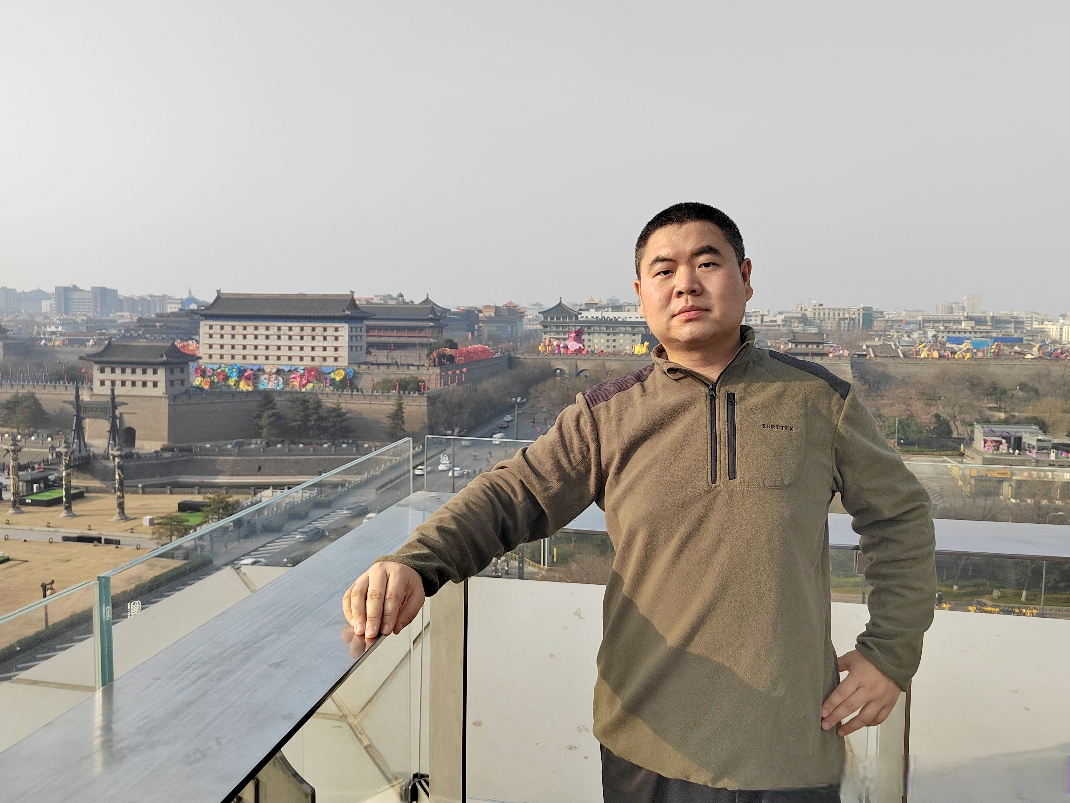 在西安市南门外,合生汇商场楼顶,有一座免费欣赏古城美景的大露台