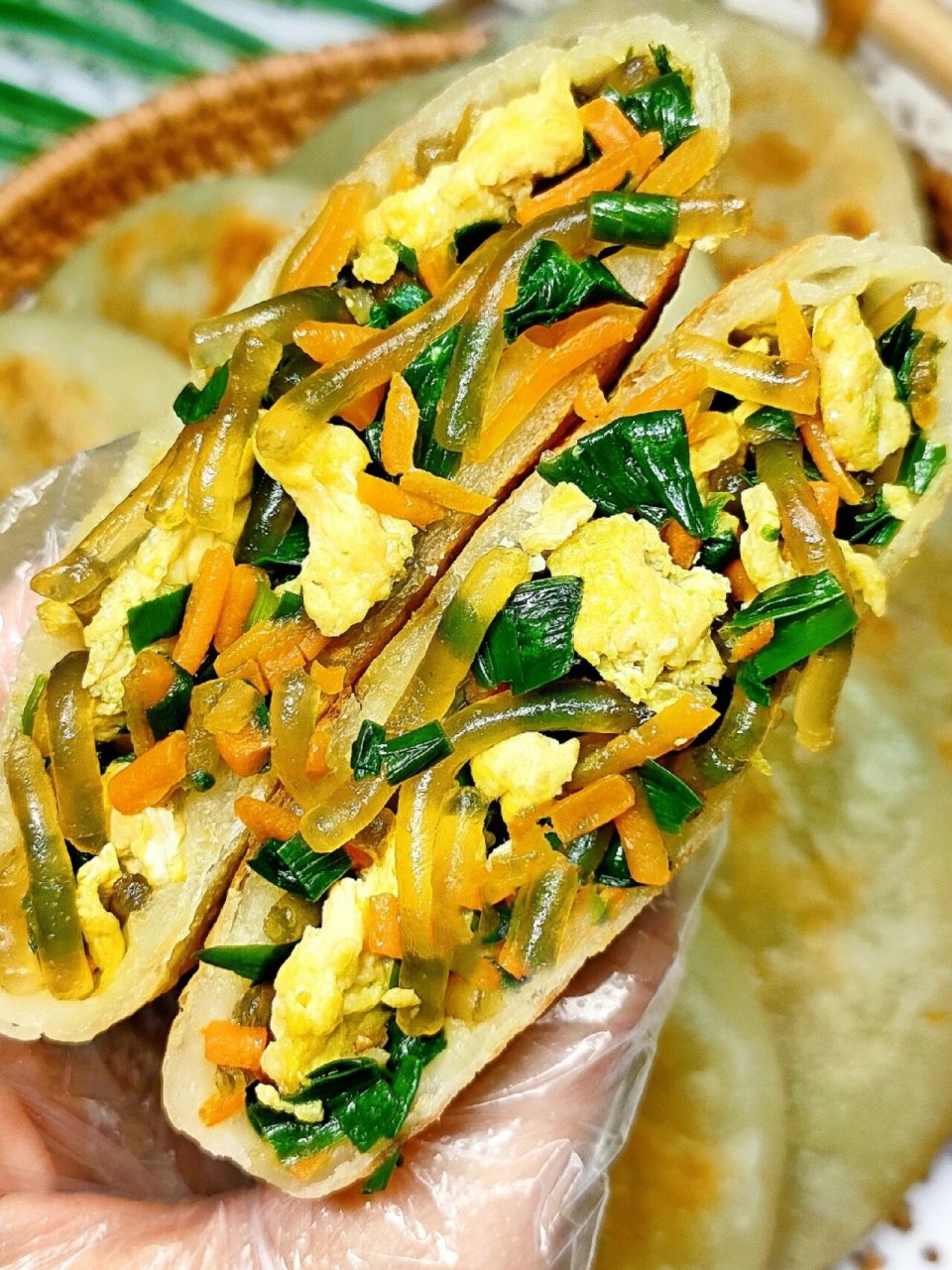 薄皮大馅超好吃6015 91今天分享韭菜鸡蛋粉条馅饼的家常做法,不