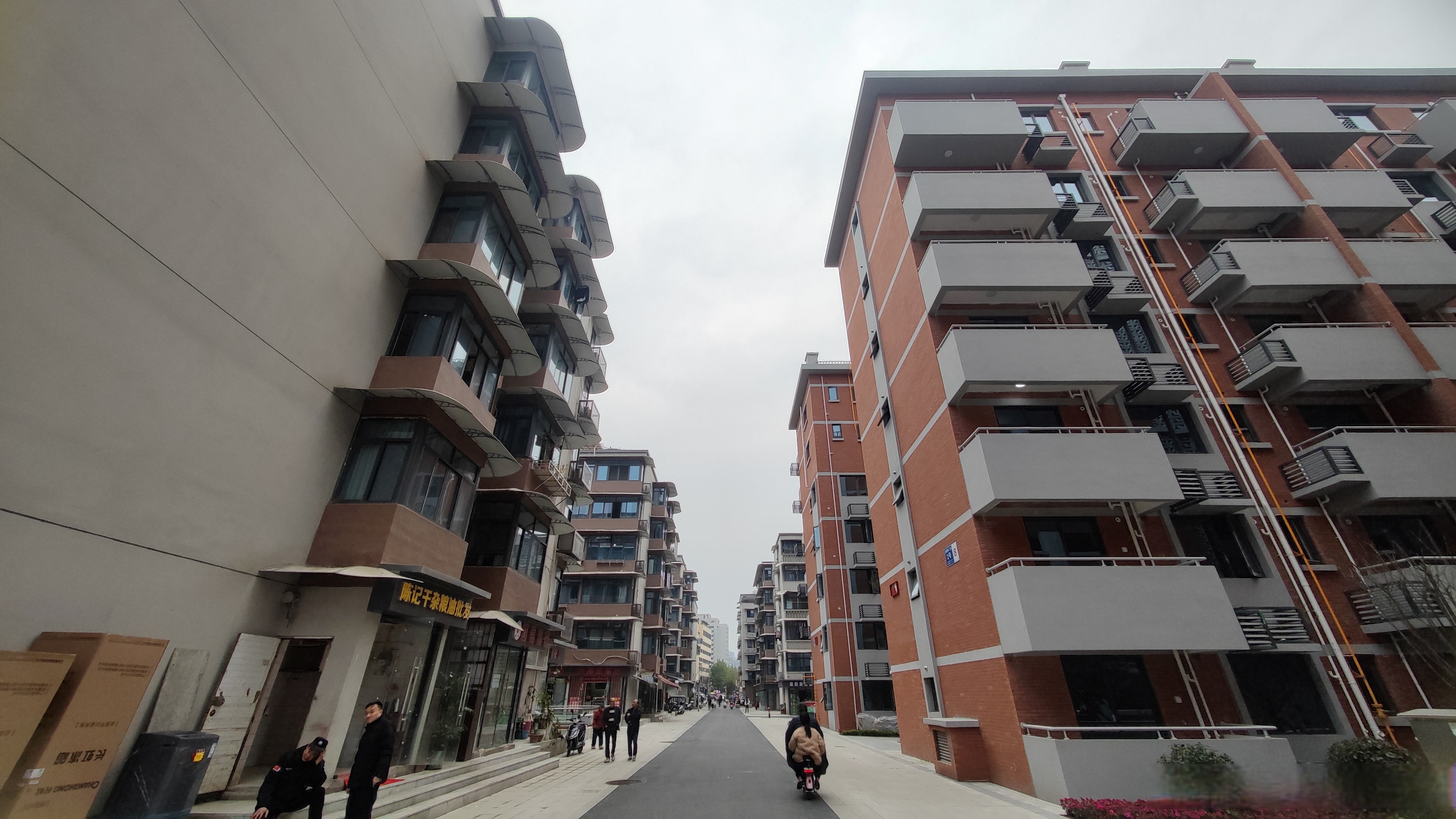 圈有件大事,2月28日,是成都首个原拆原建住宅交付的日子,曹家巷工人村