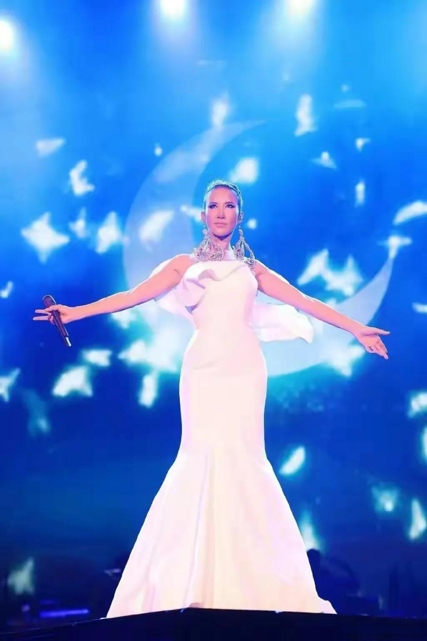 还记得第一次看见李玟舞台还是在央视春晚,一袭紧身衣躺在沙发上,唱着