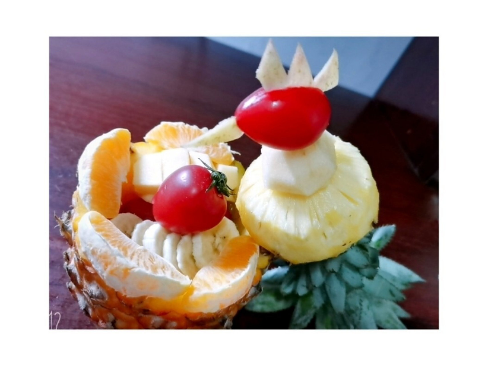 创意水果拼盘——菠萝凤凰! 1.将菠萝切成两半,上面一半切小一点. 2.