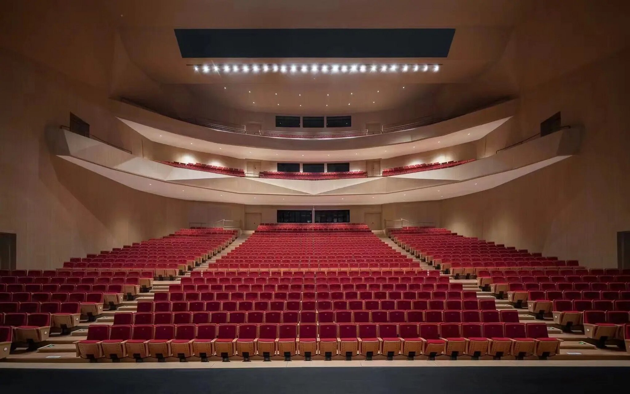 西安浐灞保利大剧院我真的会谢 3楼3排我还能看的到人吗想吊顶上看