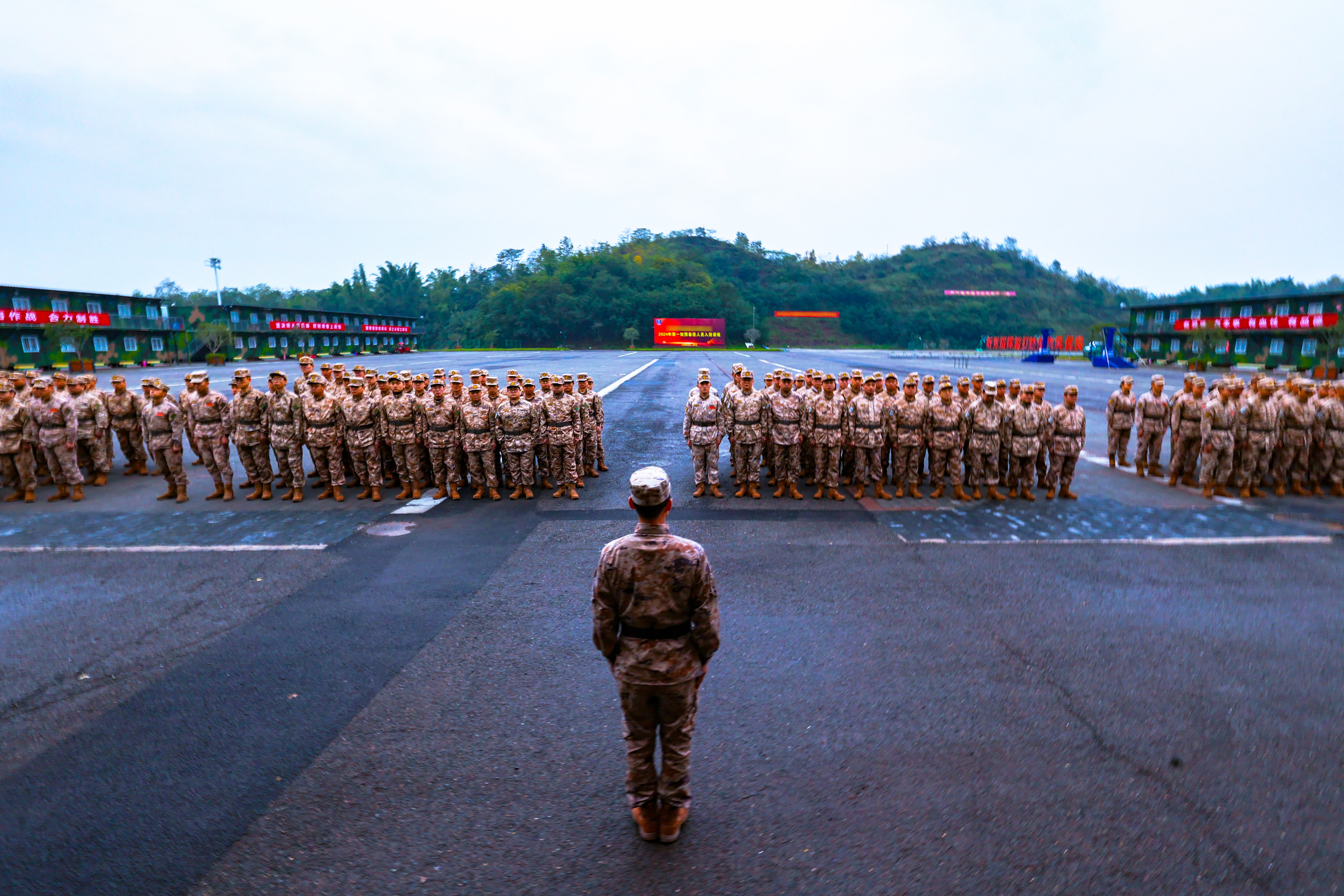 近日,信息支援部队驻渝某部举行预备役人员入役训练开训动员会,参训