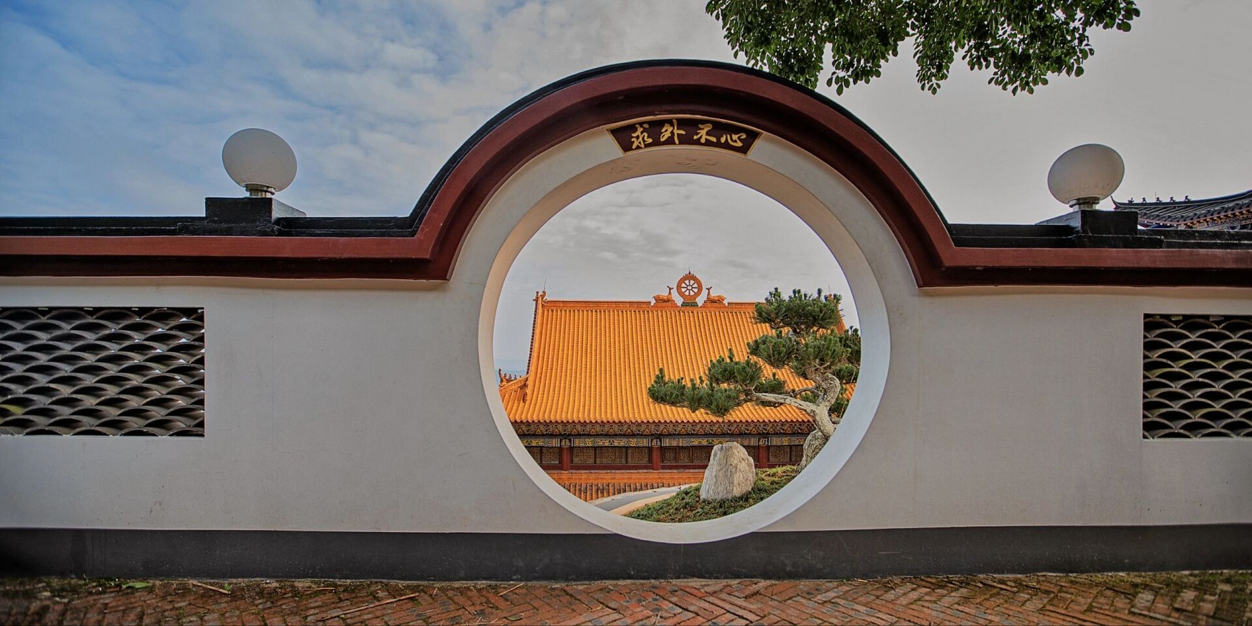 点灯山地处福建,广东交界处,在漳州市诏安县境内,海拔894米.