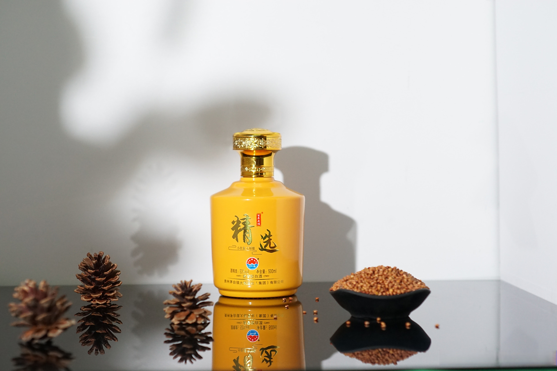 百年大福酱香酒,产于茅台镇,集聚山川之利,享地理天时,酿造纯酿酱香酒