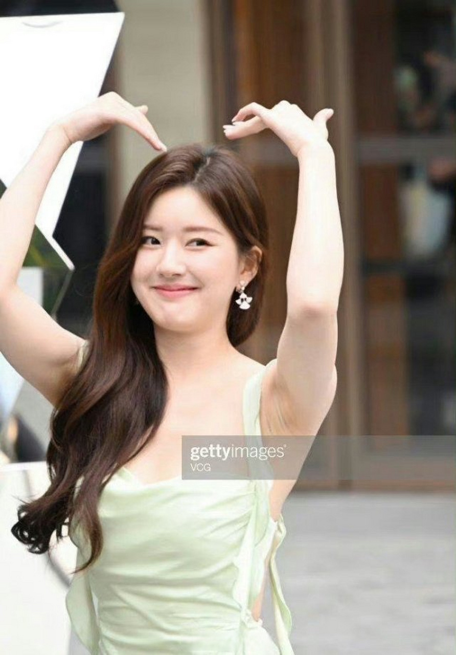 赵露思是不是要注意一下腋下管理?高曝光都掩盖不了.