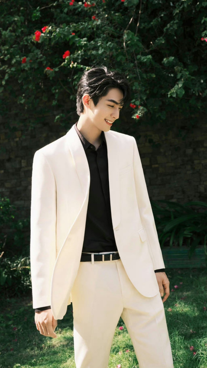 宋威龙 西装帅哥