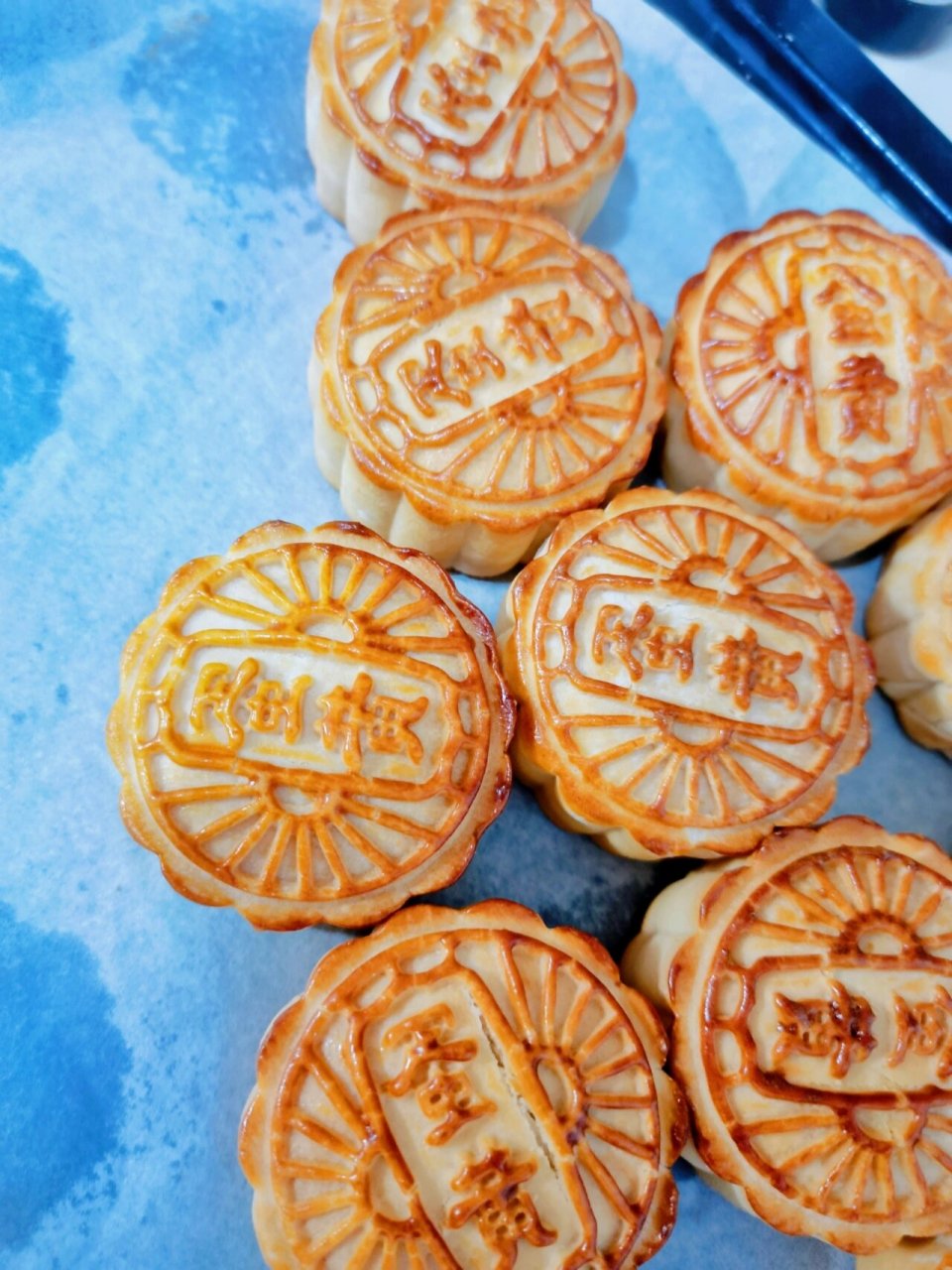 琼式酥皮月饼配方 今天和大家分享一下琼式月饼的配方,操作简单,口感