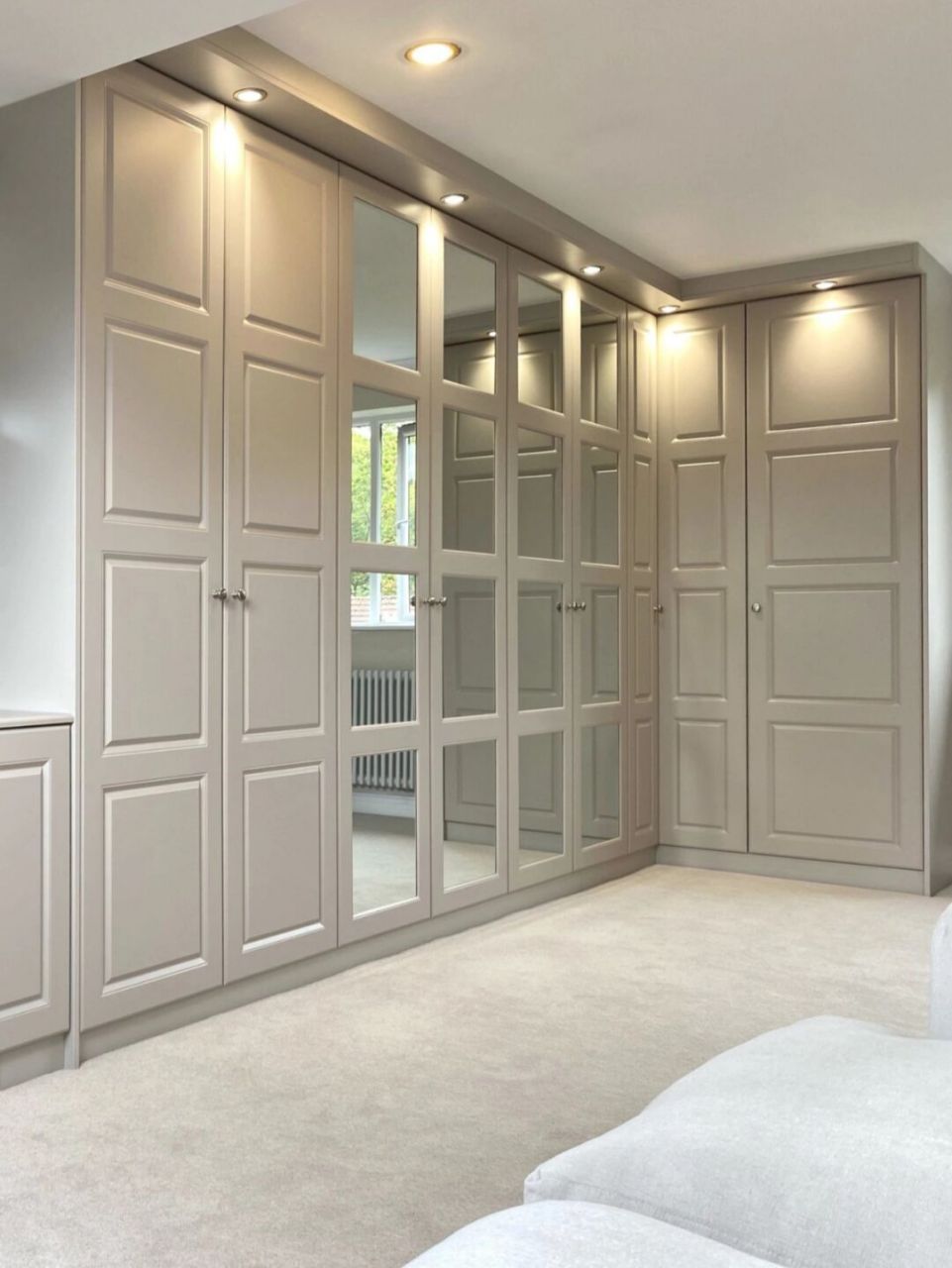 73到顶收纳柜的柜门采用镜面设计 73不仅可以在视觉上拉伸了空间