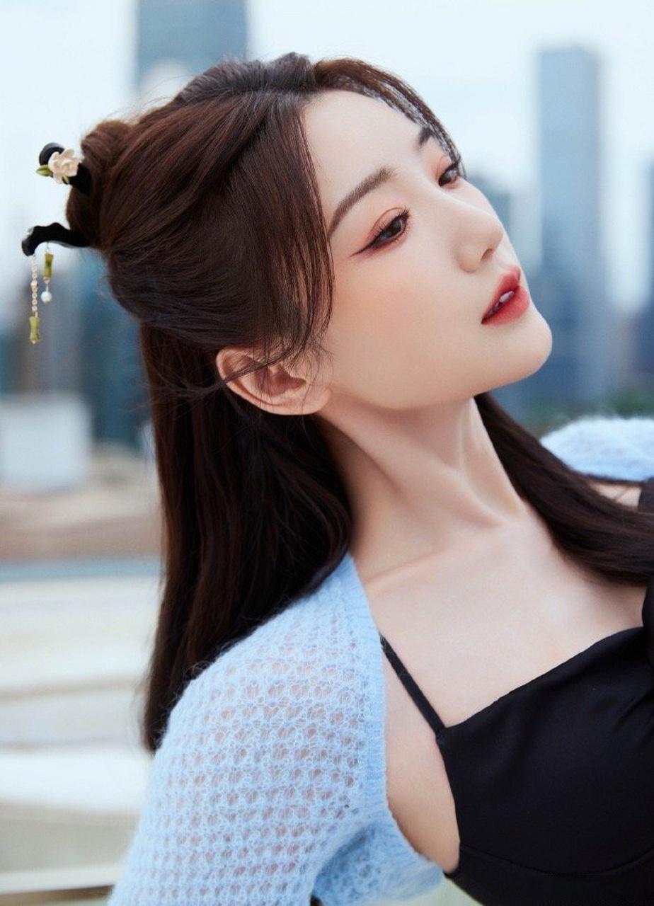 毛晓彤长发造型好像从书里走出来的画中仙一样好美好优雅