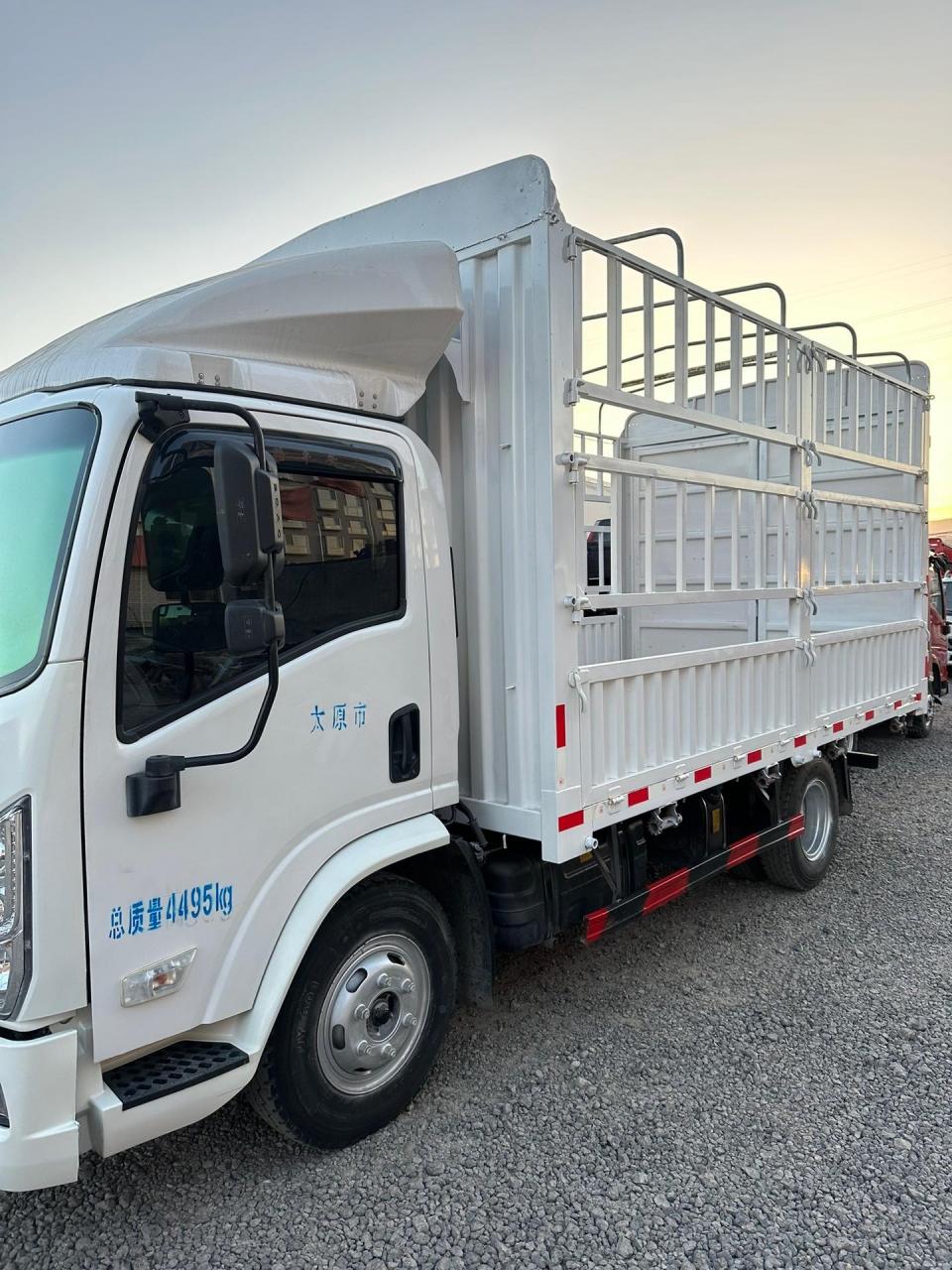 新到21年德龙k3000高栏,750轮胎,130马力,2米3宽,车况精品