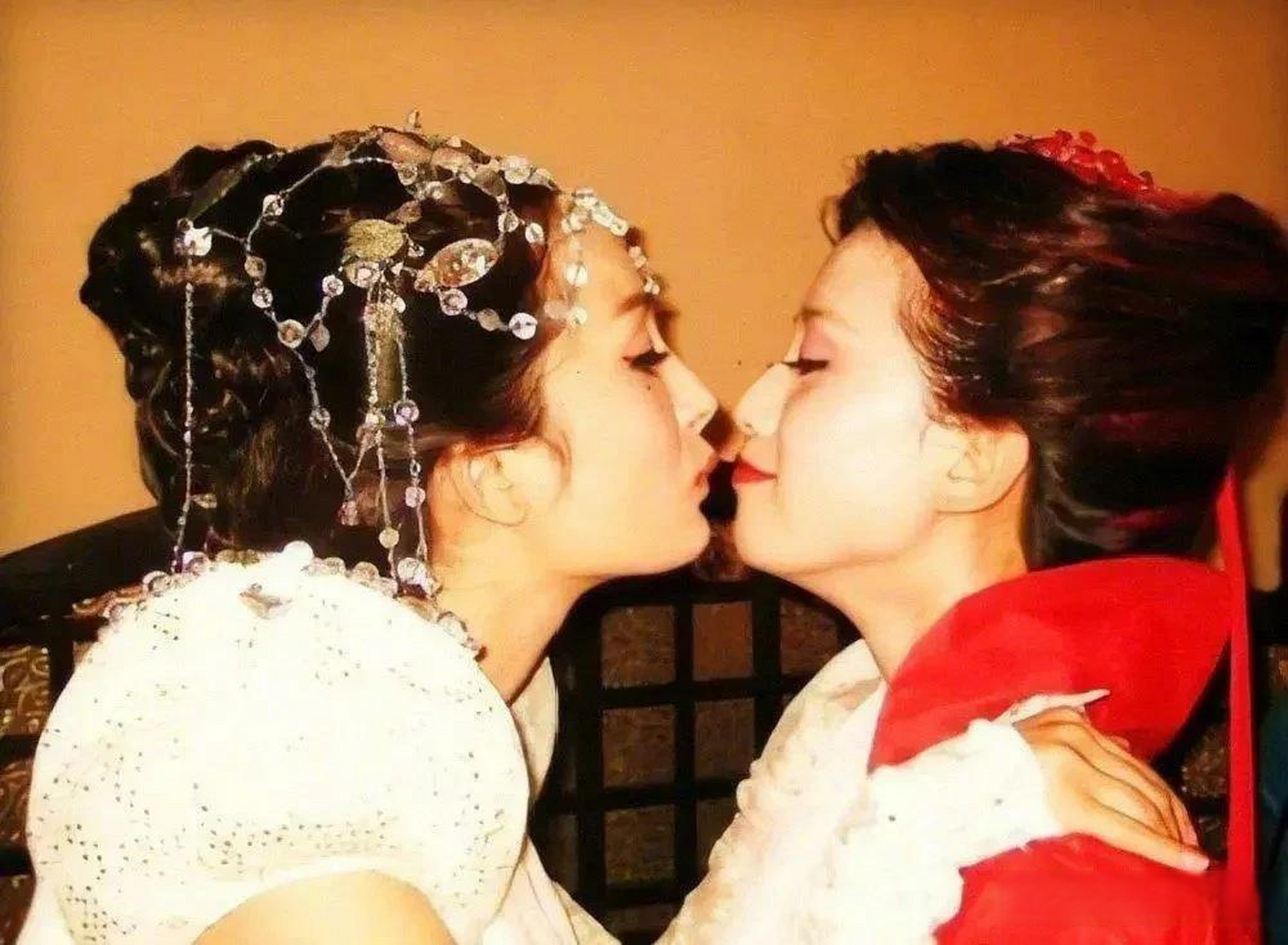 杨幂刘诗诗亲吻旧照 最近网上疯传的一组照片,就是杨幂和刘诗诗在一起