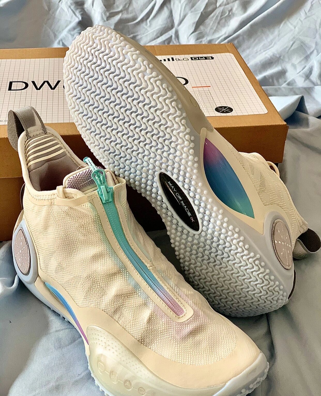 李宁 韦德之道9 棉花糖 鞋子整体采用了有点半透明式的灰色,拉链处则