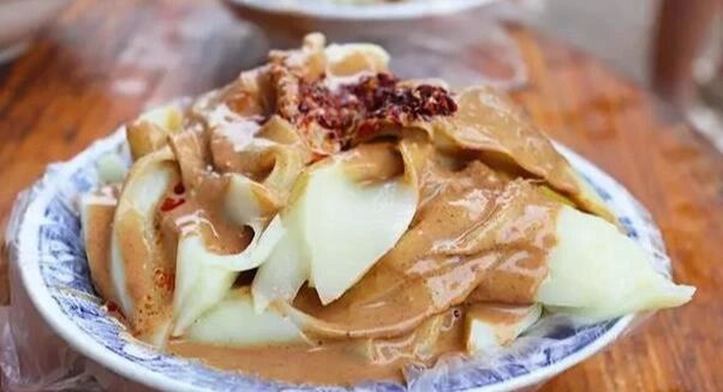 南阳美食之唐河凉粉 唐河本地人一年四季都吃凉粉,夏天吃凉调的,冬天