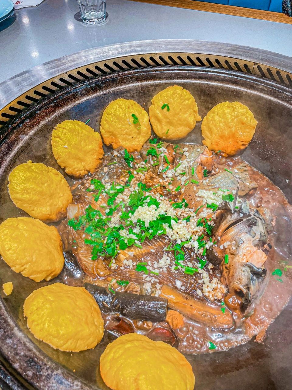 沈阳铁锅炖|这条鮰鱼一整个炖到我的心巴里 本来是带爸爸妈妈来吃的铁