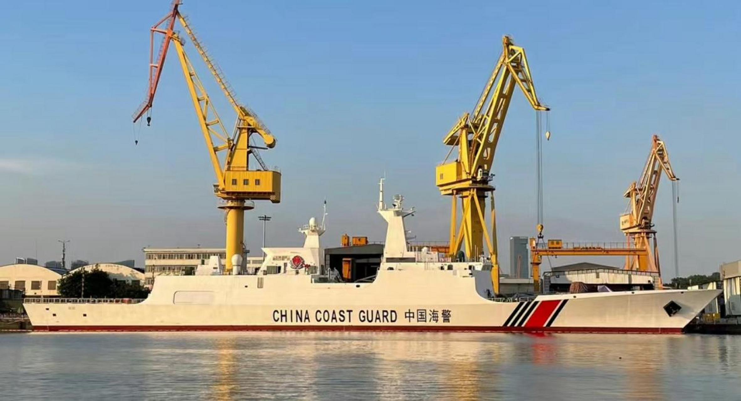 与之前的818型海警船不同,海警版054a不仅直接采用了054a的舰体设计