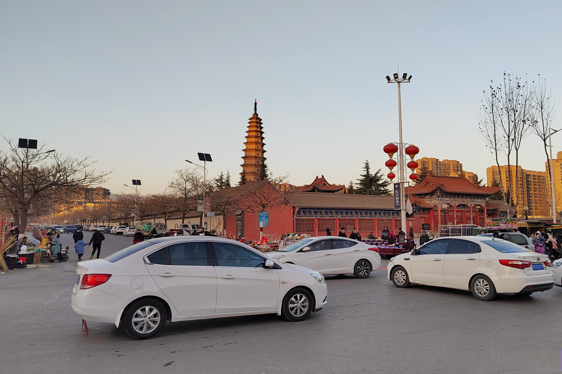 在山西省运城市芮城县舍利东街上,有一座寿圣寺,院内高塔耸立,被称为"