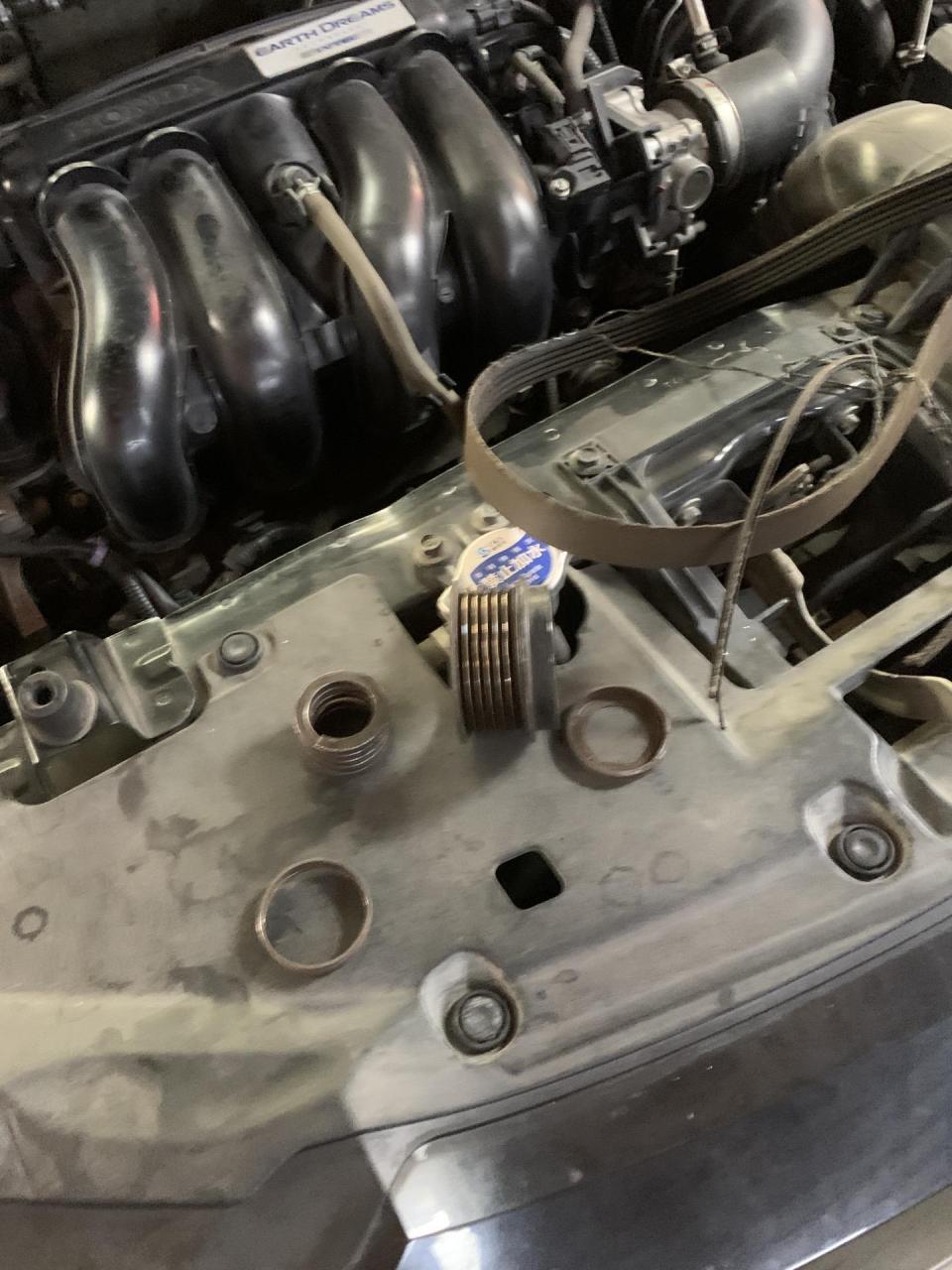 本田缤智更换发电机,皮带!