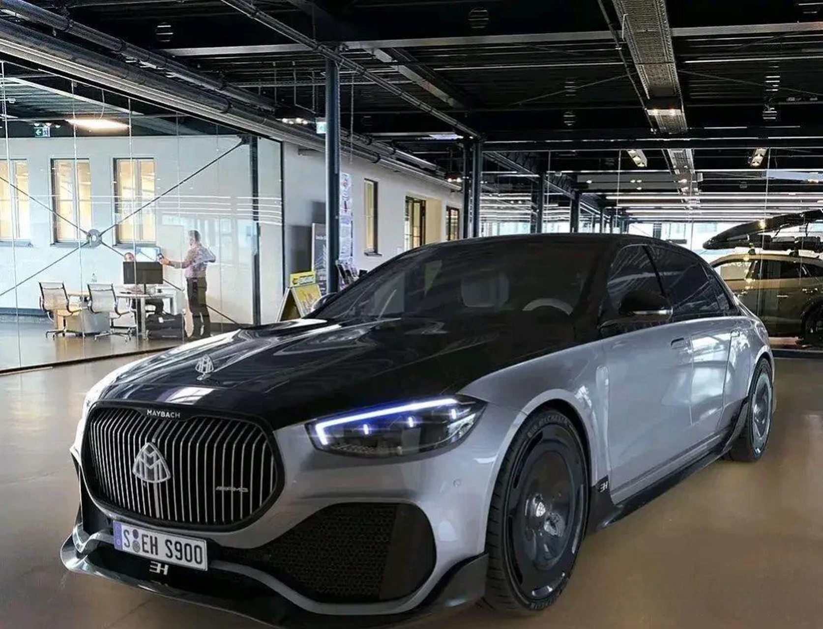 奔驰迈巴赫s900  主要表现的是性能和舒适度,这款车型目前裸车约1500