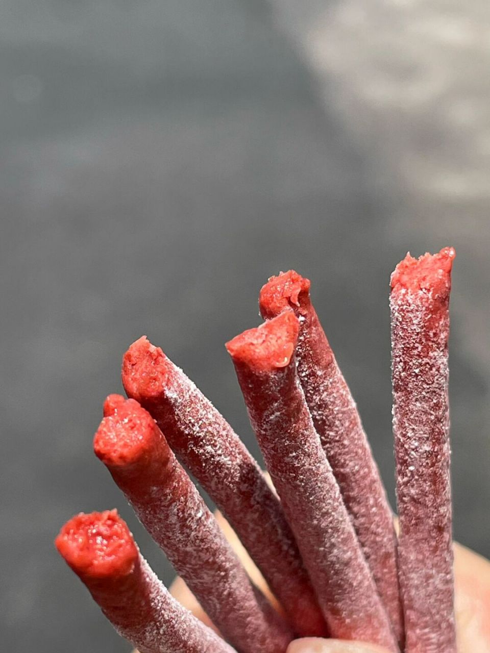 最近看到这个酸梅条好好玩哈哈哈 嗜酸的我怎么会错过 表层撒着酸梅粉