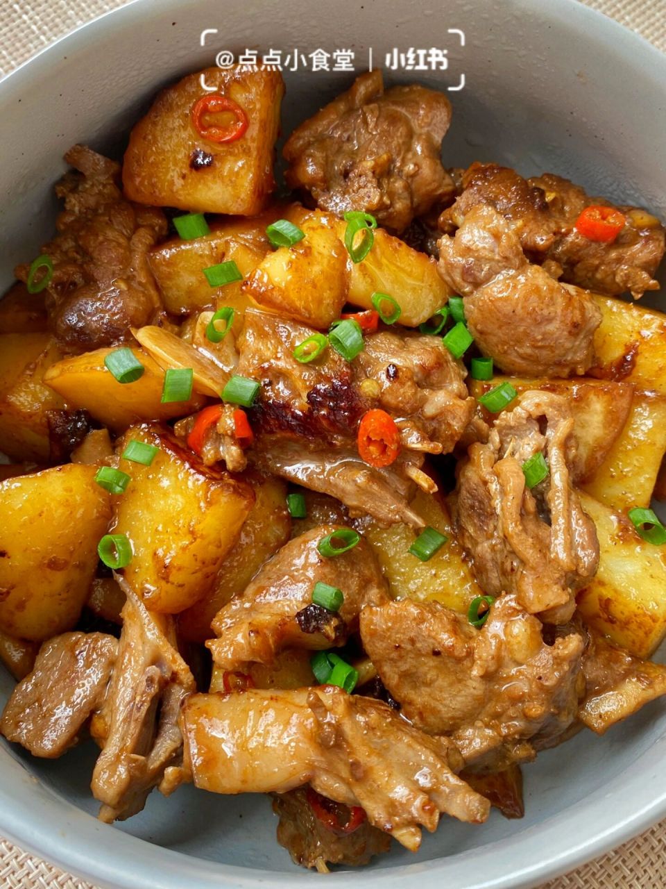 巨巨巨好吃的土豆焖鸭 今天跟大家分享一道巨巨巨好吃的土豆焖鸭,鸭肉