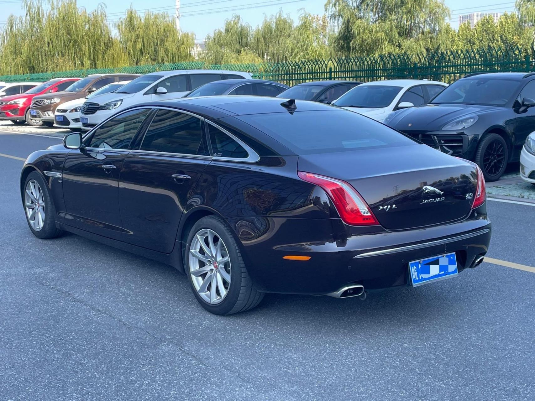 14年7月上牌捷豹旗舰行政座驾xjl 3.0 四驱全景商务型 指导价108.