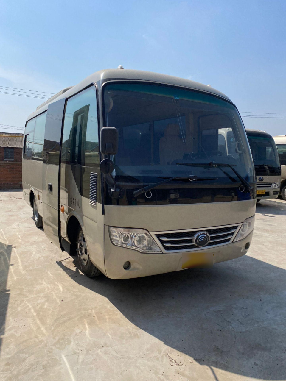 新到2015年6月上牌宇通客车,单位车非营运,中型19座,全车空调,方向