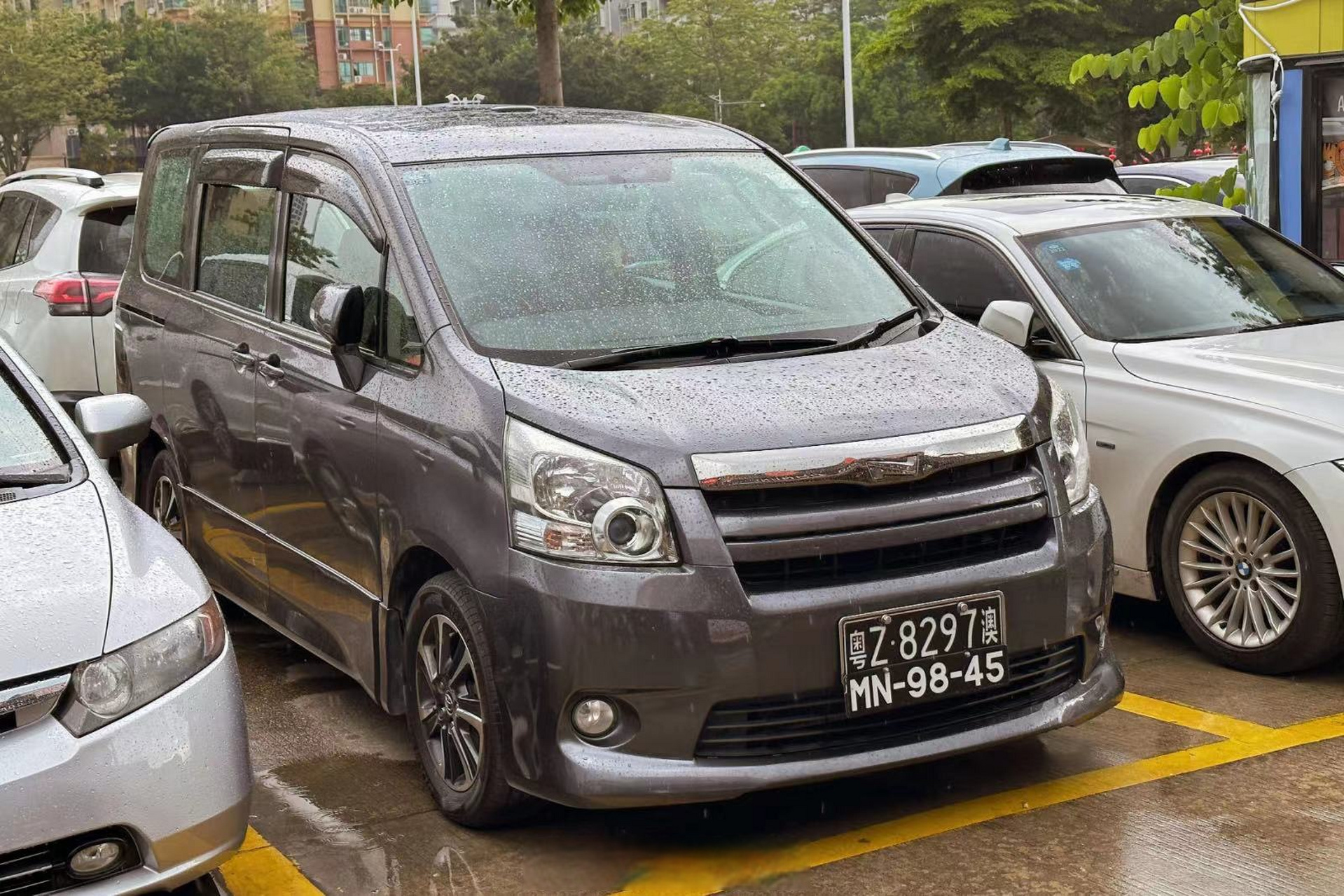 珠海随手拍厢式车,澳门牌的还是丰田比较多.