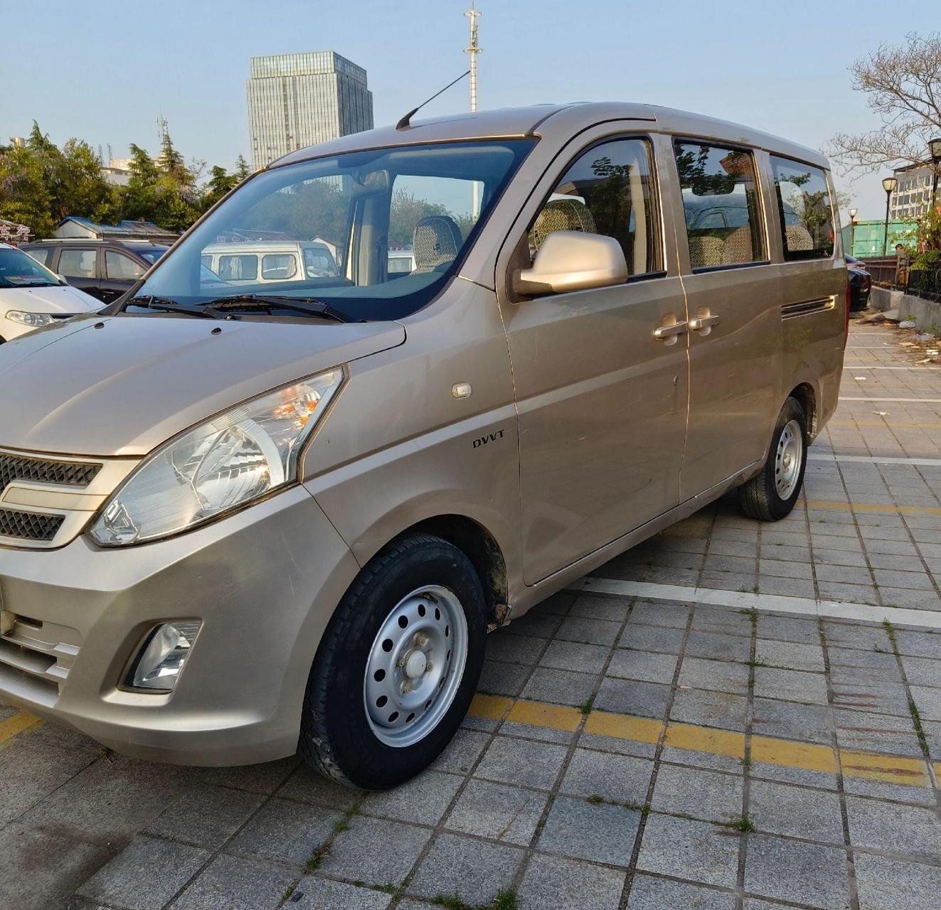 刚刚到15年五菱宏光v七座商务车,手动挡1.