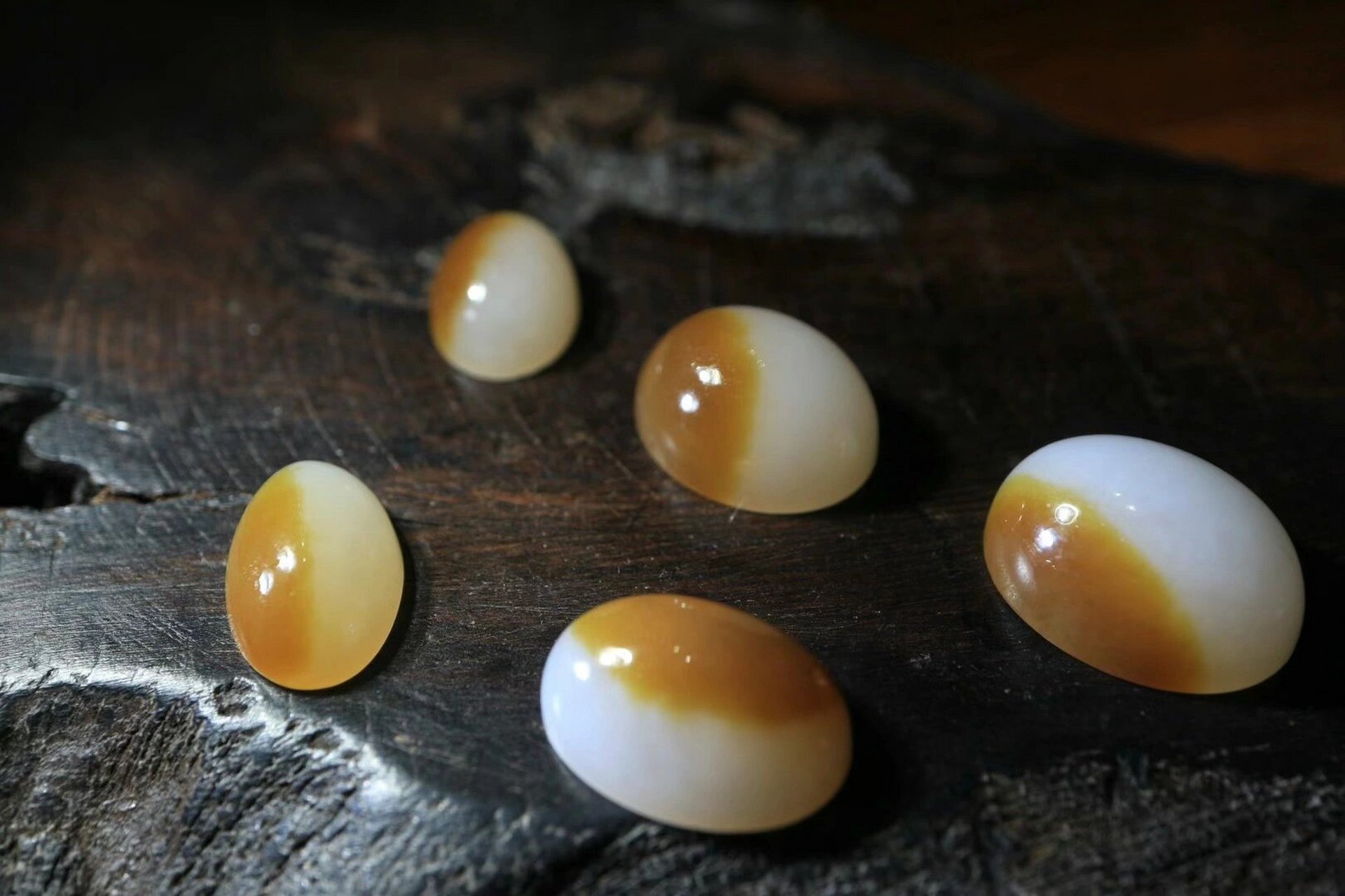 和田玉且末糖白精品蛋面且末料解析 且末玉主要有:糖羊脂白玉,糖玉