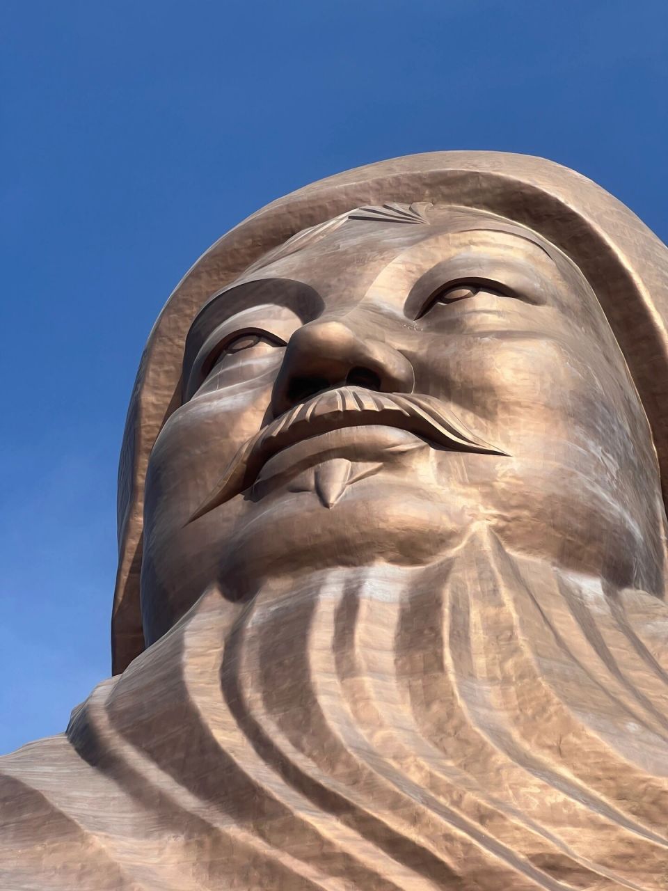 主峰海拔1800多米的山顶上修建了世界上最大的成吉思汗雕像
