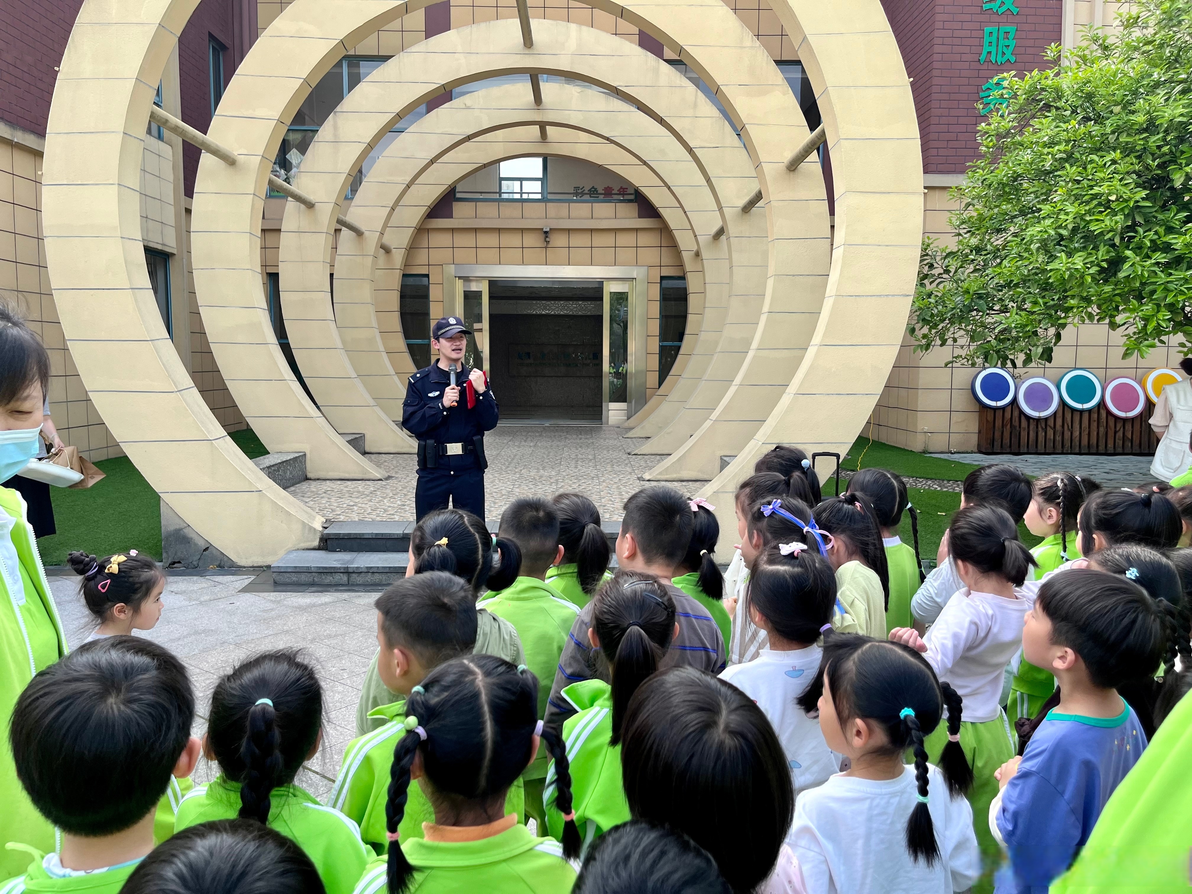 打击网络谣言共建清朗家园# 为了增强幼儿的安全防范意识,提高自我