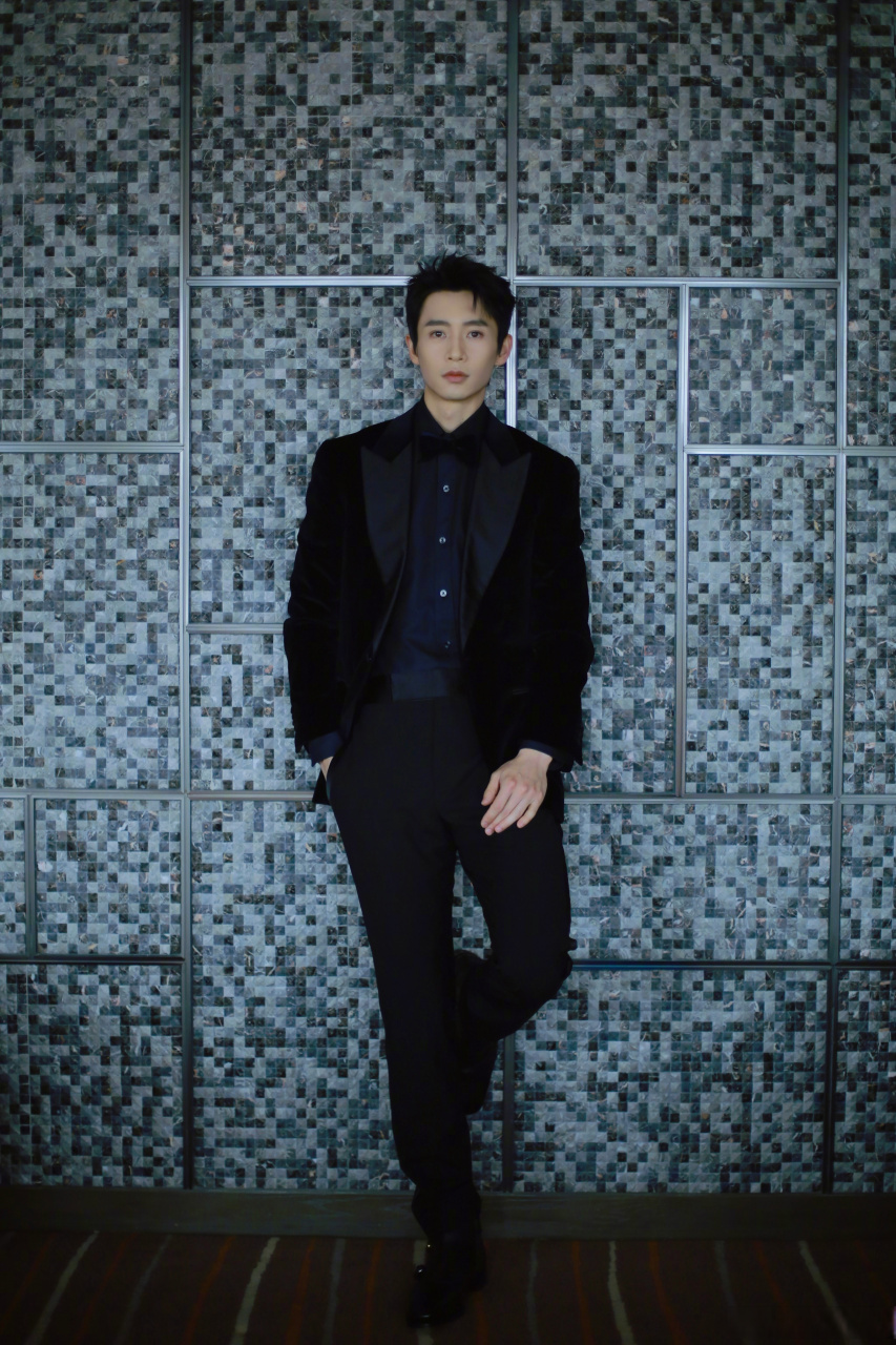 魏晨绅士质感造型##魏晨黑白的彩色照片#  极简黑白风经久不衰,@魏晨