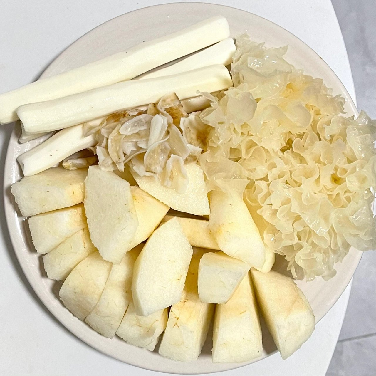 雪梨 银耳 山药 百合 周五 今日破壁机饮品 	 食材: 雪梨1个 银耳4/1