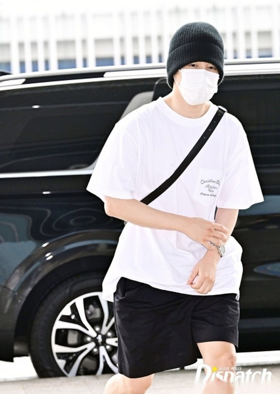 13日,#防弹少年团# 成员#朴智旻# 经仁川机场出发,前往美国纽约参加