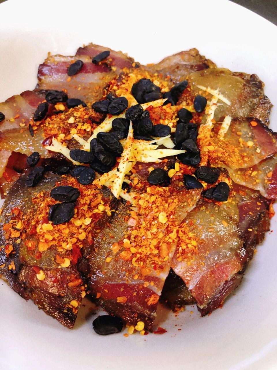 豆豉辣椒蒸腊肉 今天来一道家乡菜,豆豉辣椒蒸腊肉,做法超级简单.