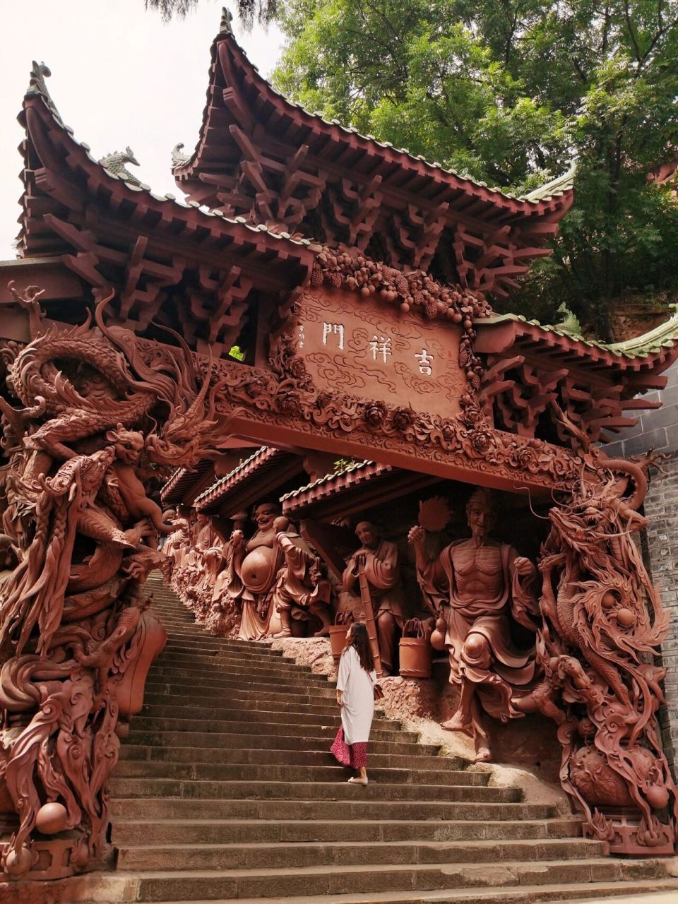 误入神界 圣水寺 吉祥门 绵阳圣水寺位于城西涪江,1991 年,圣水寺被列